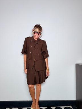 Completo military marrone — vista frontale sorriso