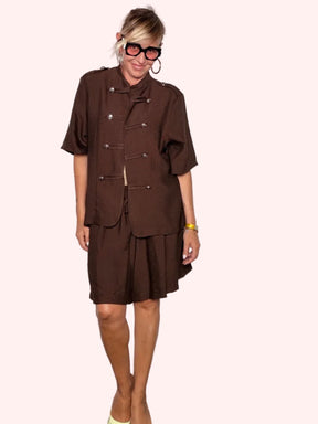 Completo military marrone — giacca doppiopetto e gonna midi vista frontale