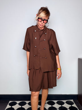 Completo military marrone — look completo con mules