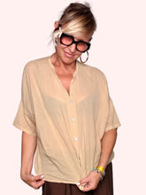 Camicia oversize beige — vista frontale sorriso
