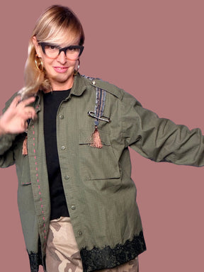 Giacca camicia verde militare stile vintage con pizzo e applicazioni