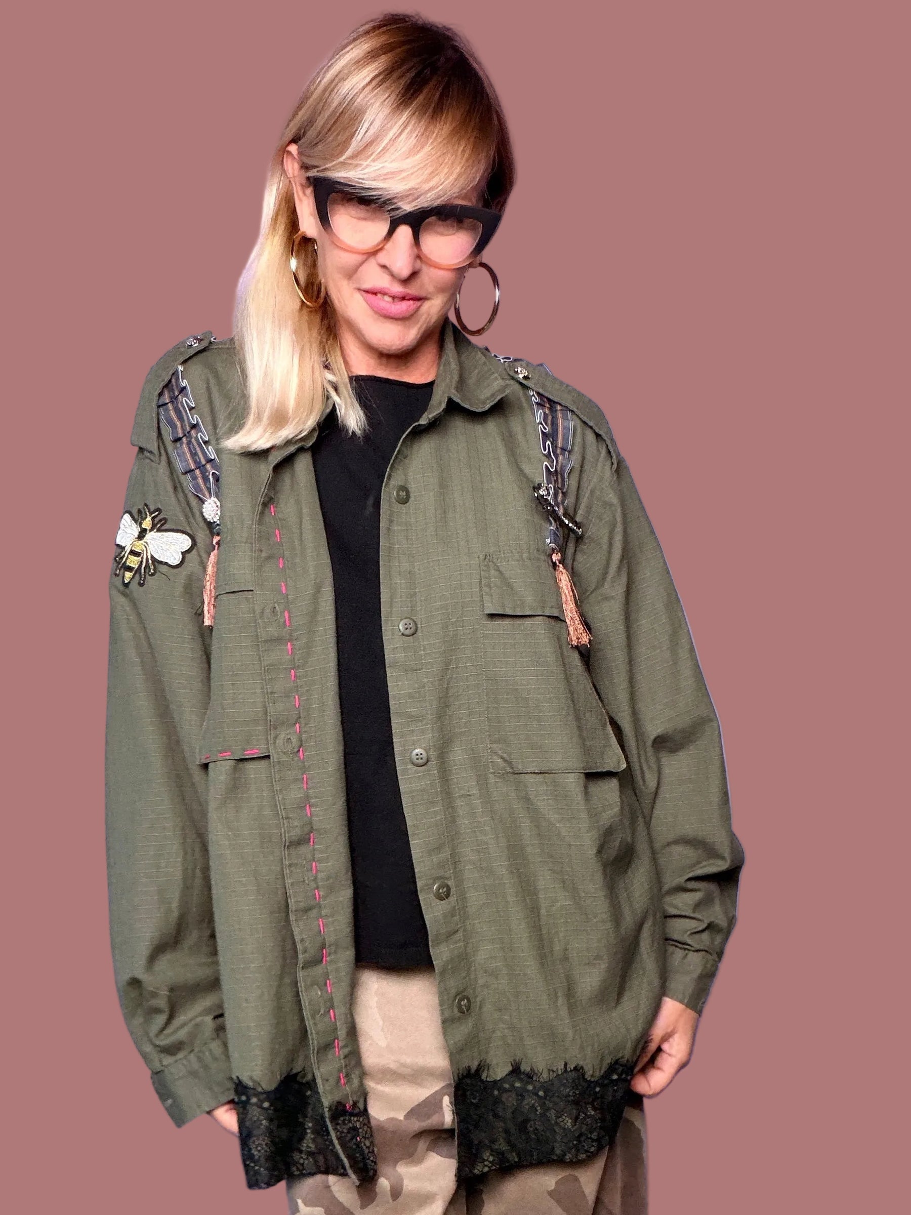 Giacca camicia verde militare stile vintage con pizzo e applicazioni