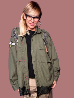 Giacca camicia verde militare stile vintage con pizzo e applicazioni
