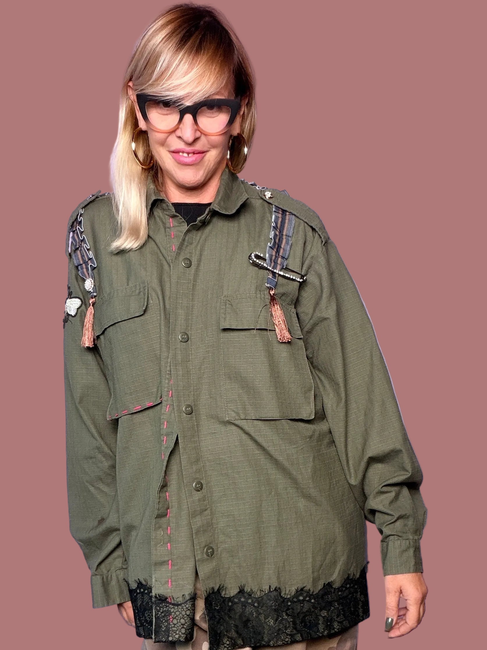 Giacca camicia verde militare stile vintage con pizzo e applicazioni