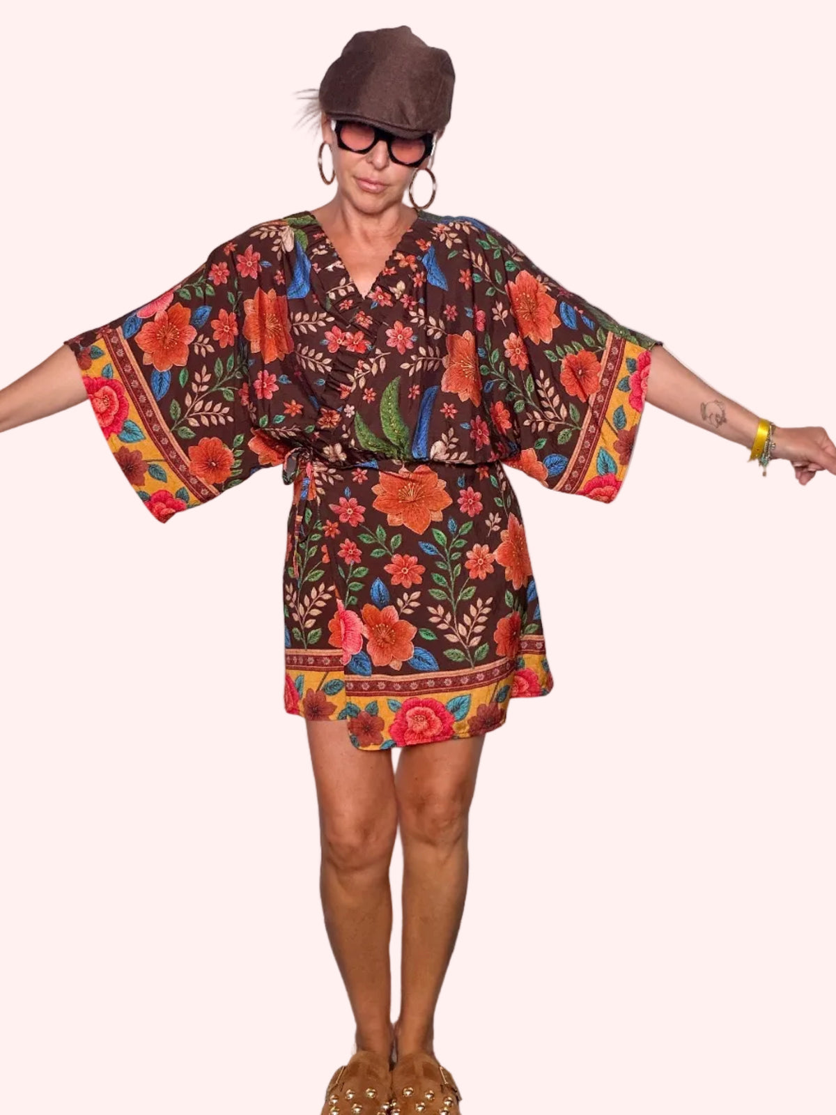 Kimono mini floreale bordeaux - vista frontale maniche aperte