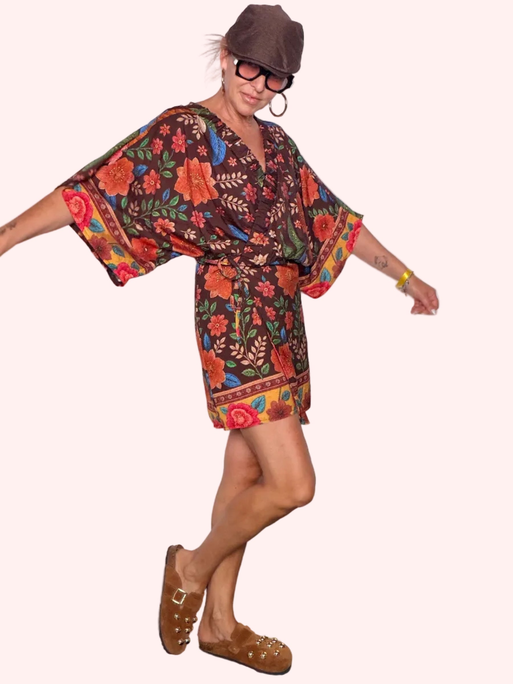 Kimono mini floreale bordeaux - look dinamico maniche aperte