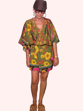 Kimono mini floreale verde oliva - look completo