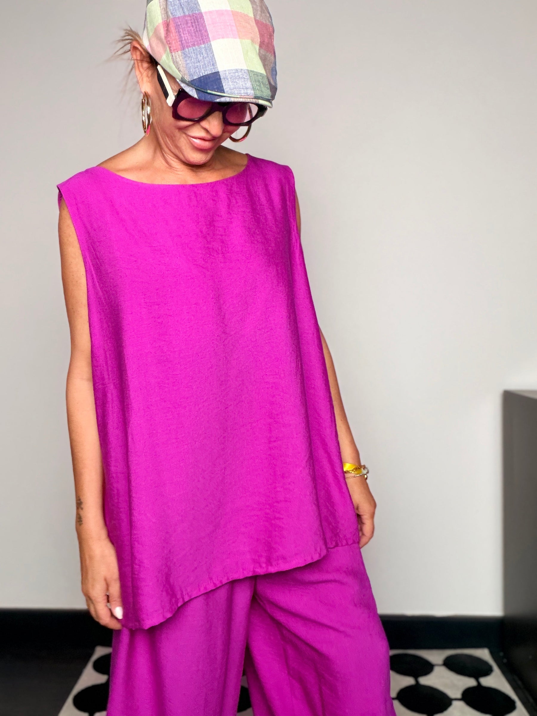 Completo fucsia - dettaglio top scollo barchetta