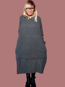 Abito a ovetto con tasche e maniche lunghe Female
