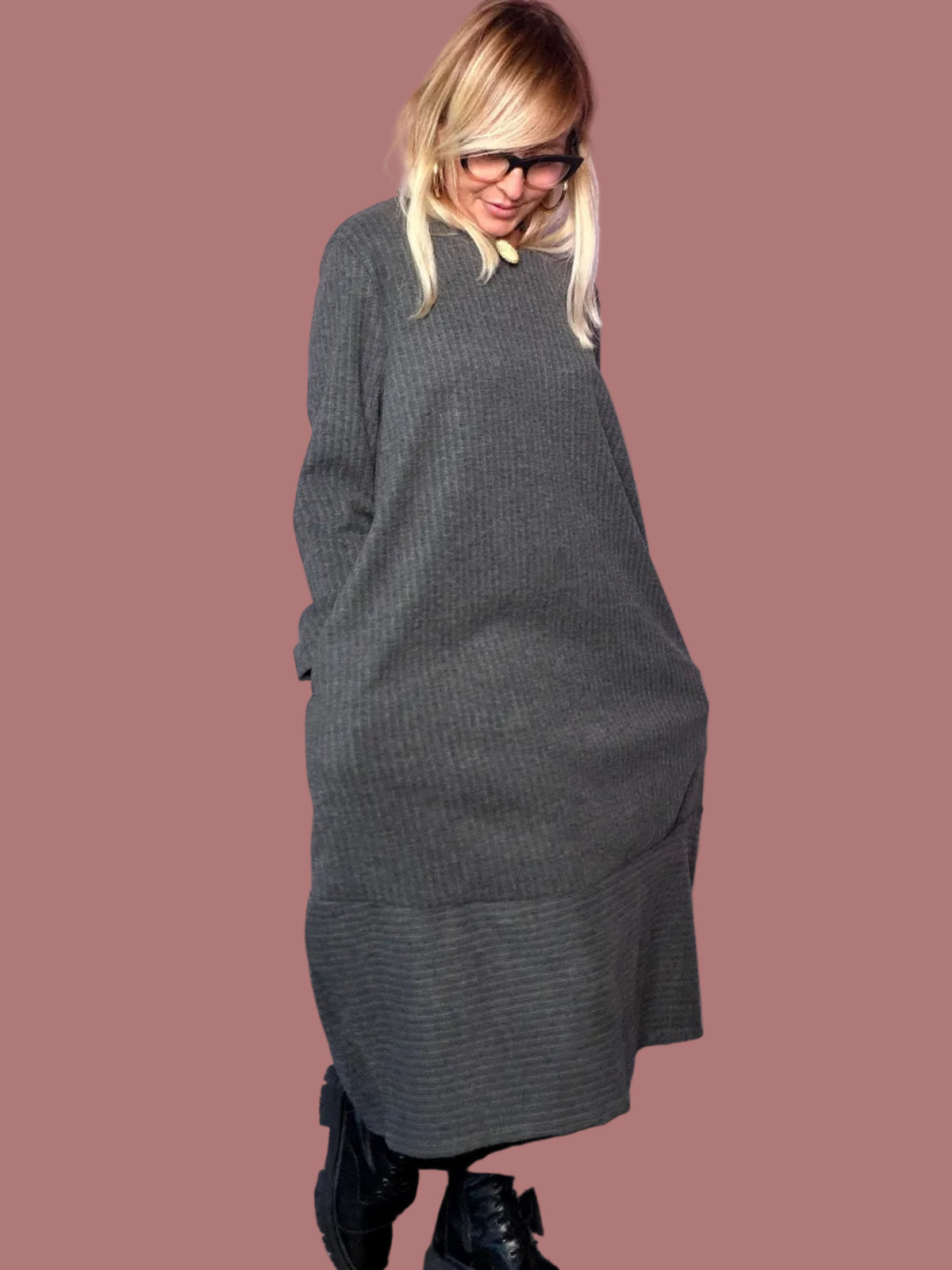 Abito a ovetto con tasche e maniche lunghe Female