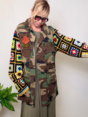 Giacca Militare Camouflage con Maniche Granny Square Uncinetto