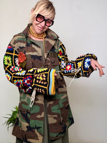 Giacca Militare Camouflage con Maniche Granny Square Uncinetto