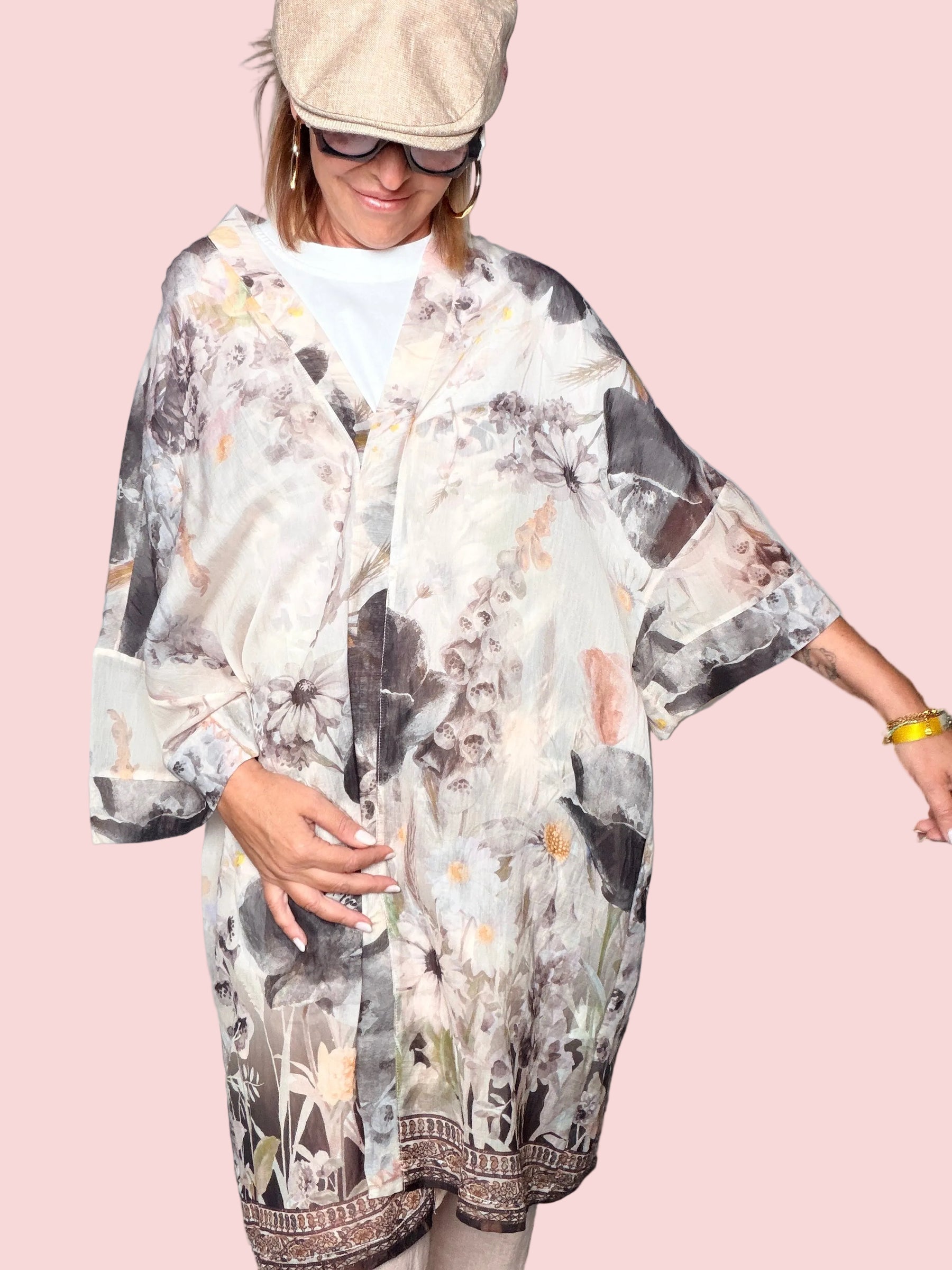 Kimono floreale in organza - vista laterale in movimento