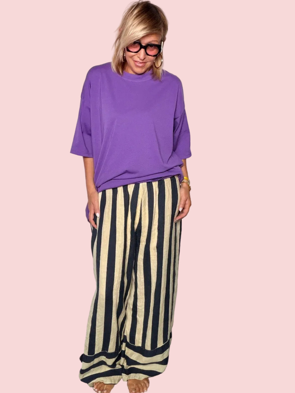 Pantalone lino a righe nero beige abbinato a t-shirt viola