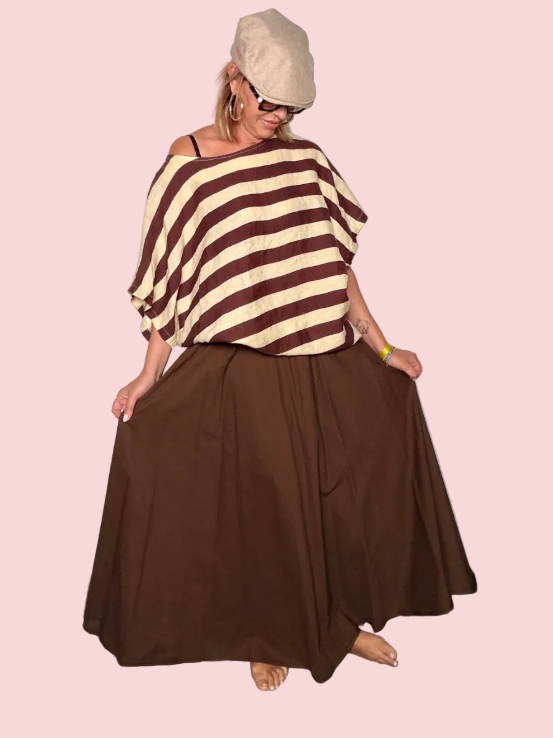 Gonna maxi a ruota marrone cioccolato abbinata al cubetto lino riga