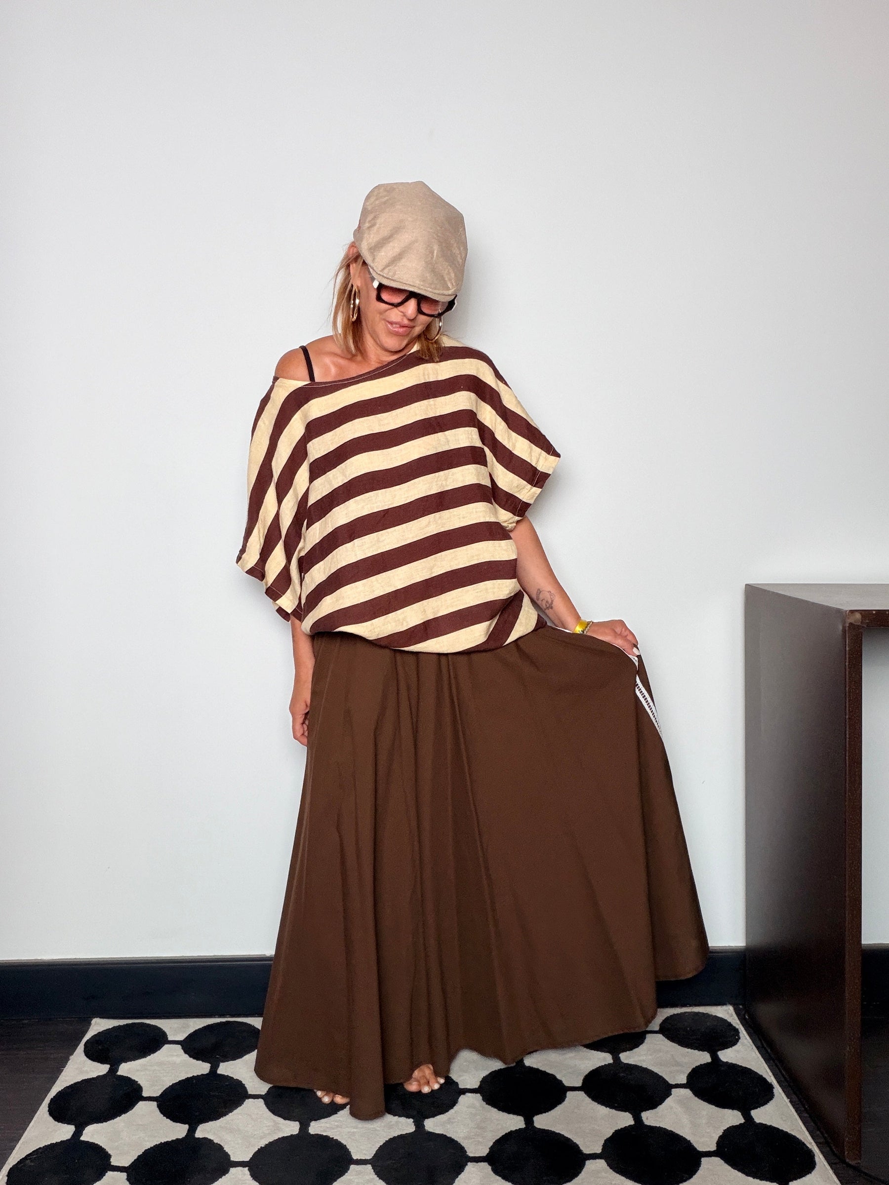 Gonna maxi a ruota marrone cioccolato - movimento e silhouette