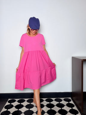Abito balze fucsia - vista frontale con cappello blu