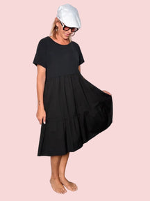 Abito balze nero - vista frontale con cappello bianco