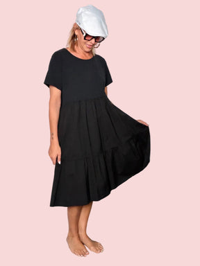 Abito balze nero - vista frontale con cappello bianco