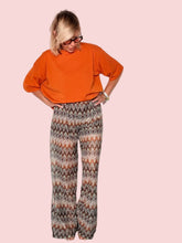 Pantalone a zampa chevron zigzag terracotta - vista frontale con top arancione