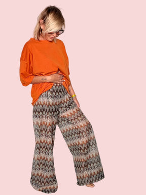 Pantalone a zampa chevron - abbinato a gilet coordinato e t-shirt arancione