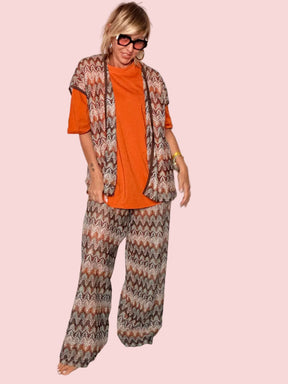 Pantalone a zampa chevron terracotta - silhouette intera con top arancione