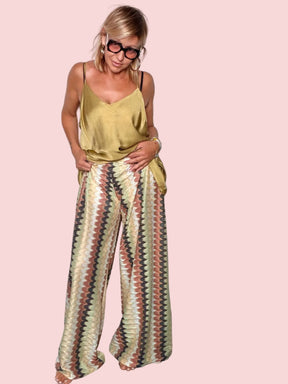 Pantalone gamba larga chevron oro lurex - vista frontale con top satinato oro