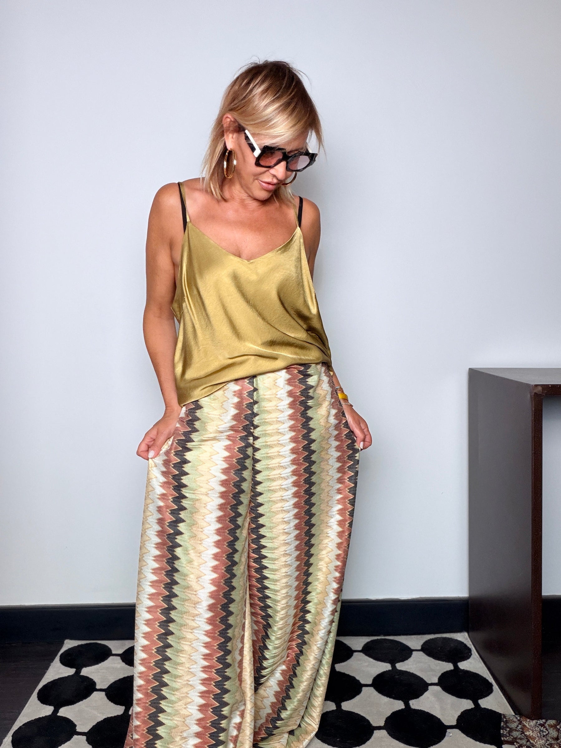 Pantalone gamba larga chevron oro - silhouette intera con top satinato