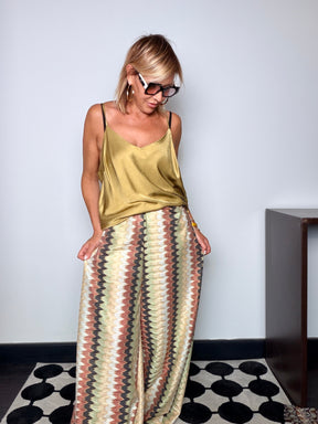 Pantalone gamba larga chevron oro - silhouette intera con top satinato