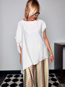 Blusa viscosa oversize bianca abbinata al pantalone chevron zigzag oro