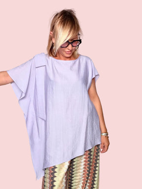 Blusa viscosa oversize lilla abbinata al pantalone chevron zigzag oro
