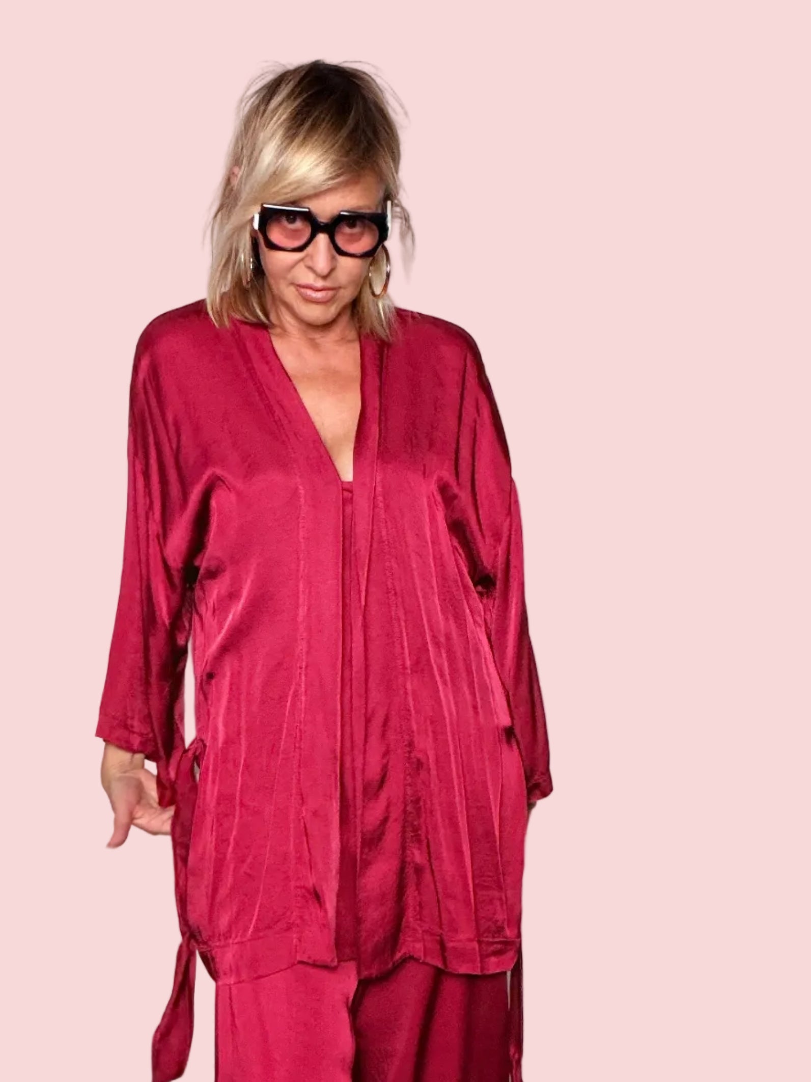 Kimono raso satinato rosso bordeaux - vista frontale con pantalone coordinato