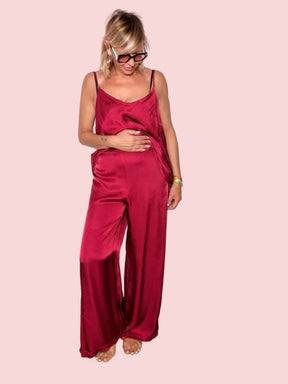 Pantalone raso satinato bordeaux con top coordinato - dettaglio silhouette