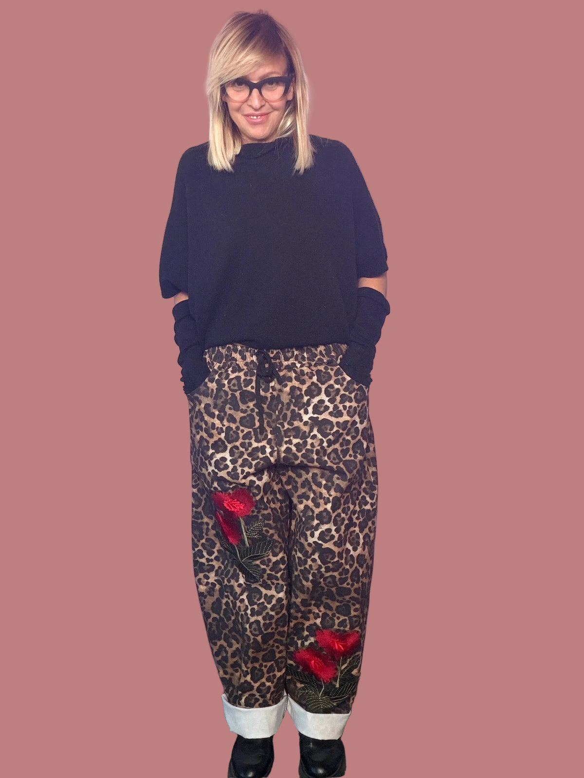 Pantalone animalier con decorazioni floreali rosse