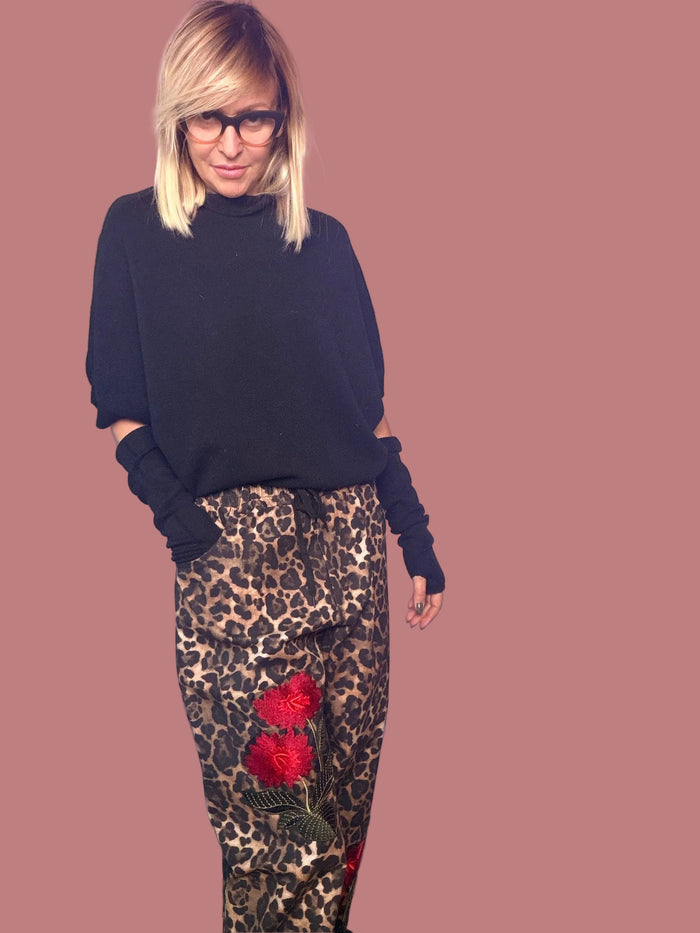 Pantalone animalier con decorazioni floreali rosse