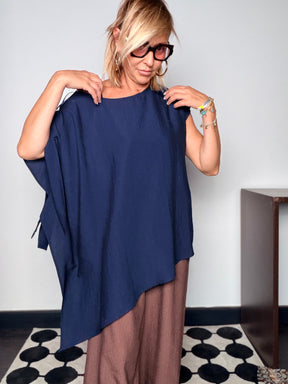 Blusa viscosa oversize blu navy - dettaglio silhouette e movimento