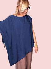 Blusa viscosa oversize blu navy - vista frontale con dettaglio frange laterale