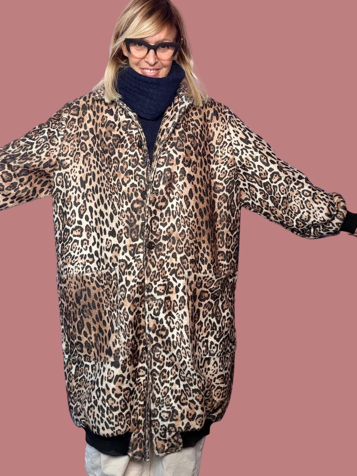 Bomber lungo animalier SUSY STAR, vista della linea ampia con braccia aperte