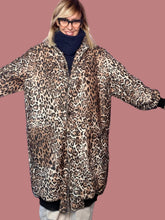 Bomber lungo animalier SUSY STAR, vista della linea ampia con braccia aperte