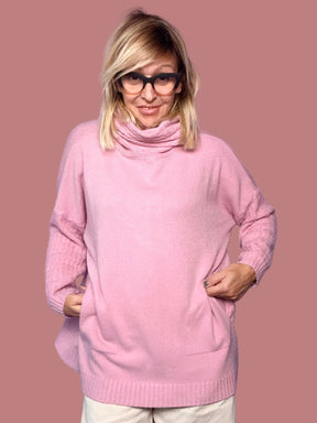 Maglia dolcevita SUSY STAR rosa con tasche frontali, vista indossata