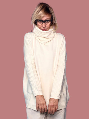 Dettaglio del collo e delle maniche a treccia della maglia SUSY STAR color latte