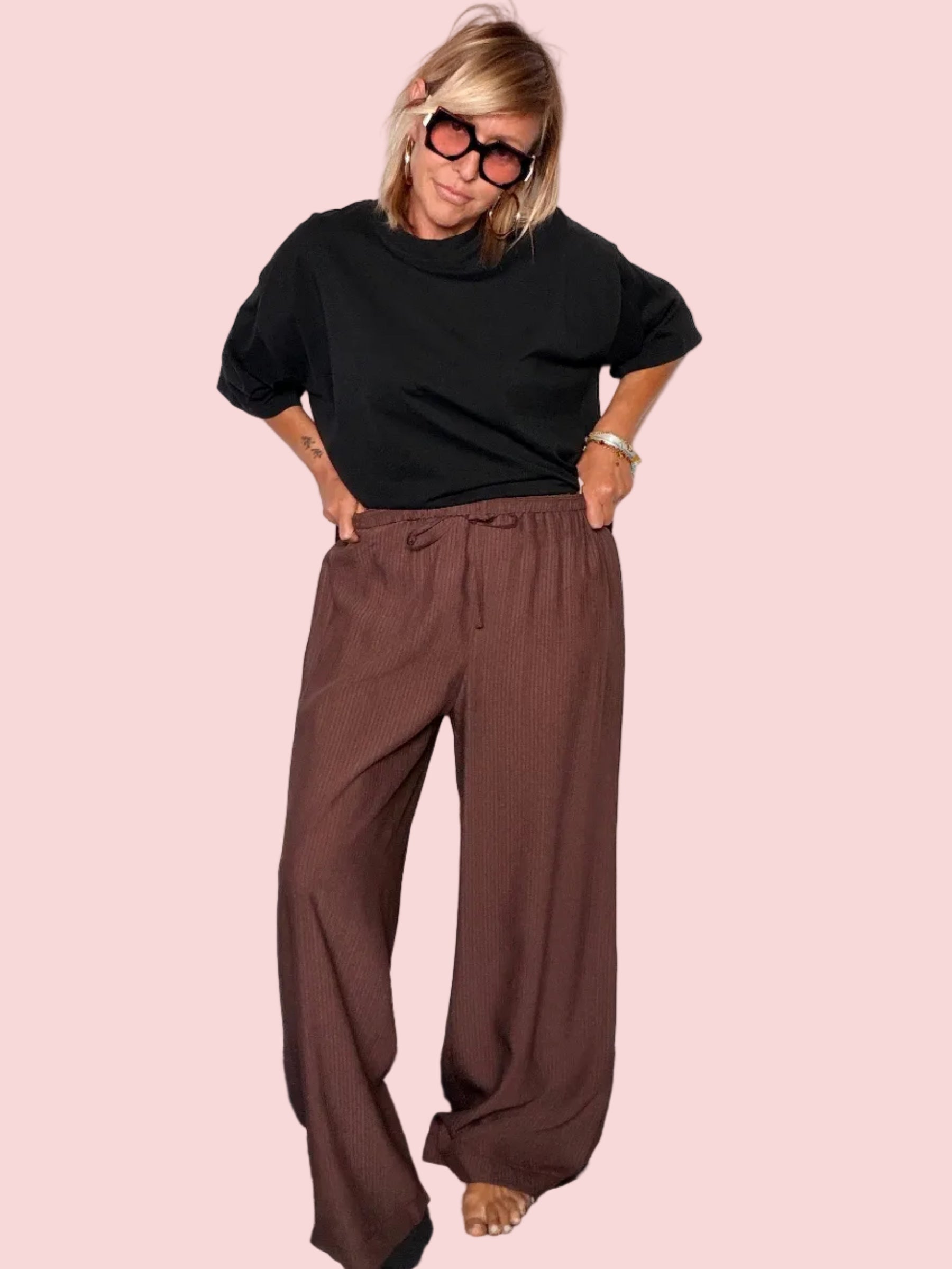 Pantalone plissé marrone cioccolato con t-shirt nera - vista frontale intera