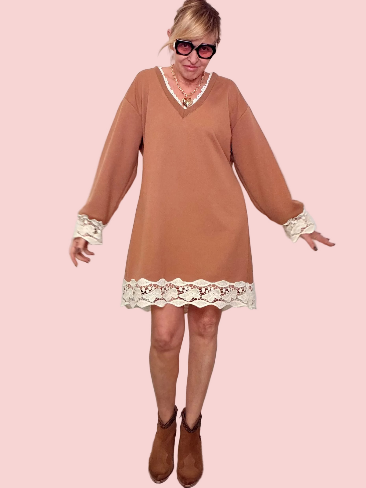 Abito Corto con Rifiniture in Pizzo Macramè