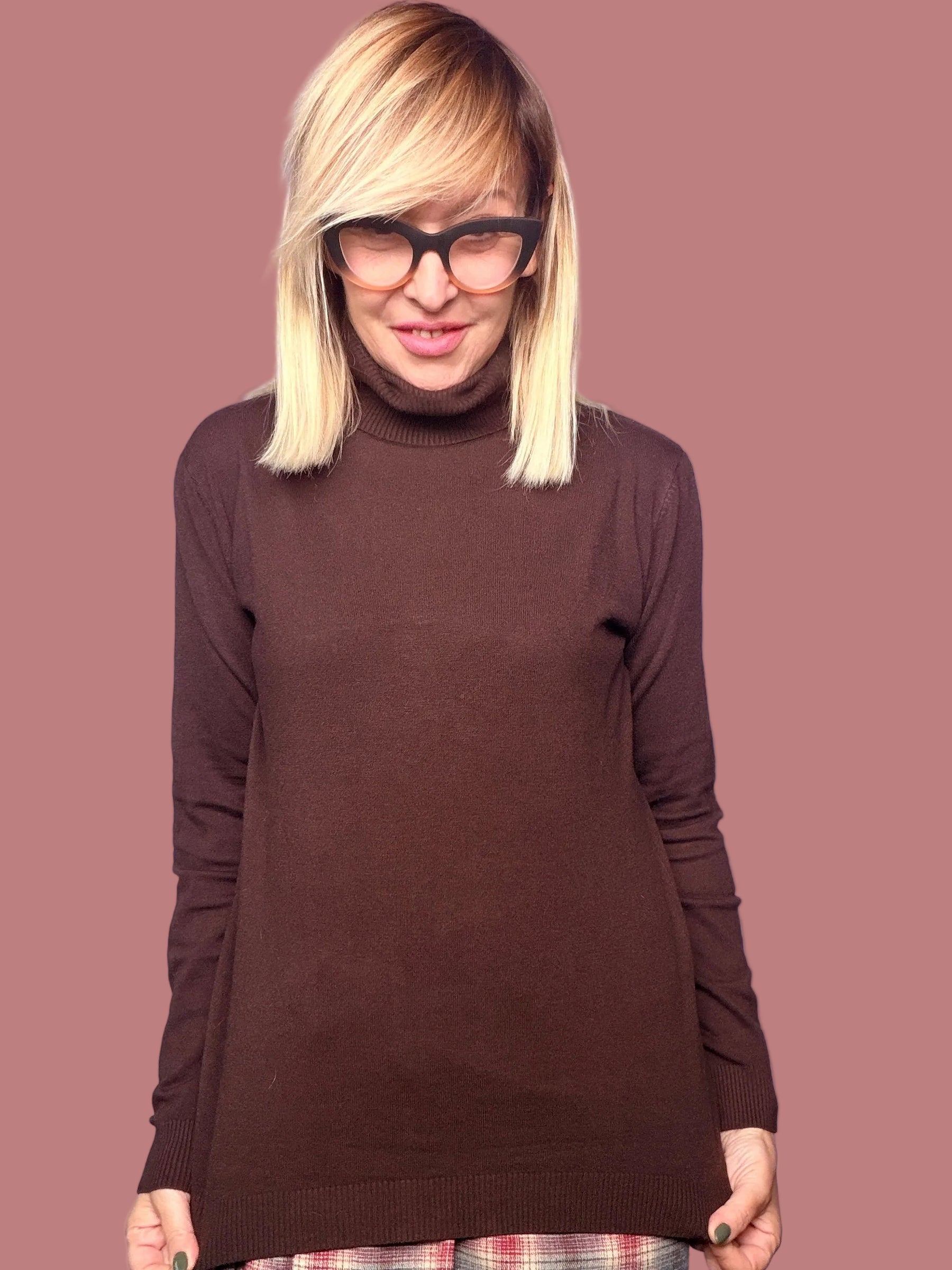Maglia lupetto a collo alto, eleganza essenziale