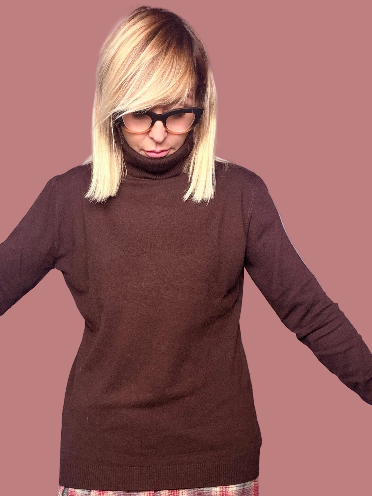 Maglia lupetto a collo alto, eleganza essenziale