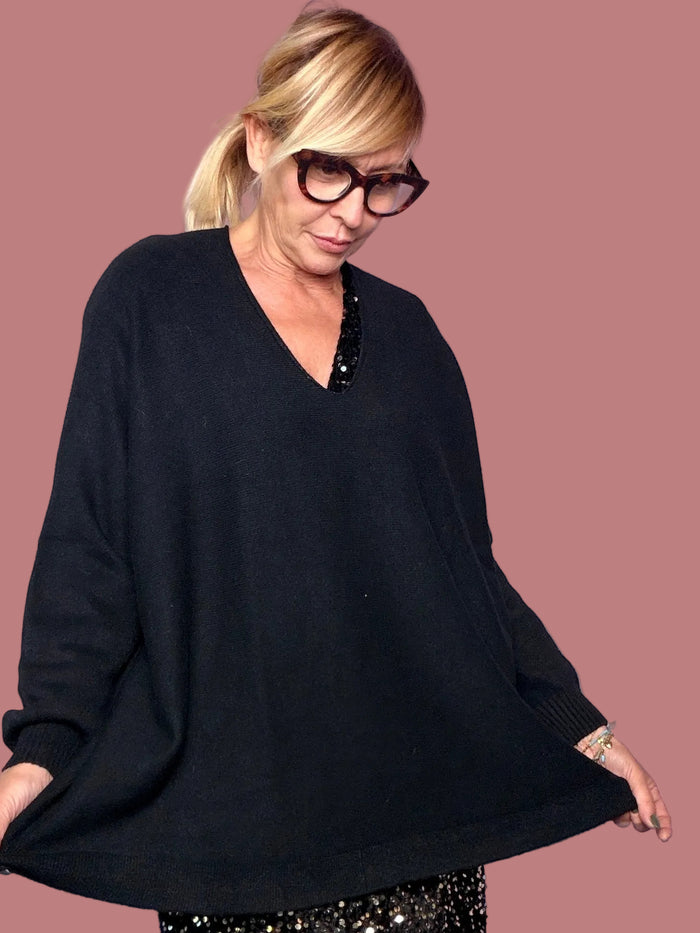 Maglia nera over con scollo a V e spalle scese
