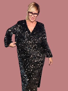 Abito lungo nero in paillettes con scollo a V