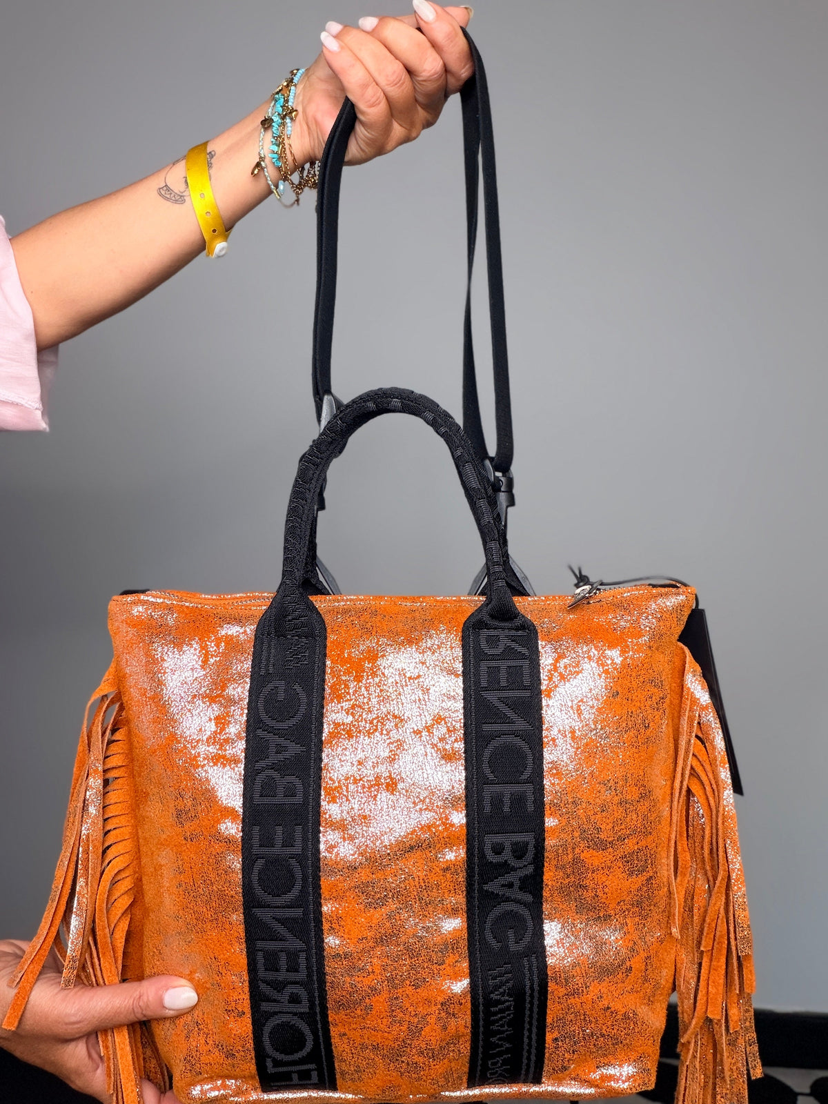 Borsa tote frange glitter arancione con tracolla regolabile - dettaglio bande e frange
