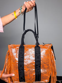 Borsa tote frange glitter arancione con tracolla regolabile - dettaglio bande e frange