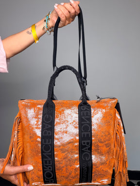 Borsa tote frange glitter arancione con tracolla regolabile - dettaglio bande e frange